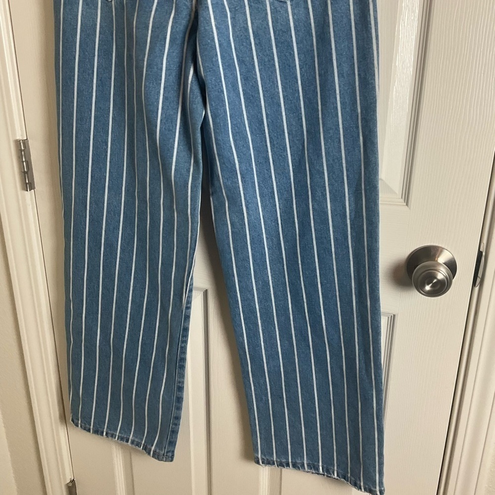 Forever 21 90’s fit Striped Blue Women's Jeans
Size 28 - Picture 7 of 9